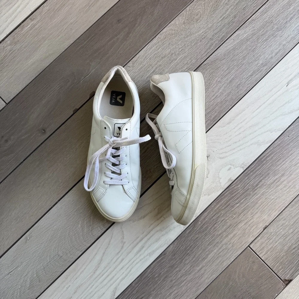 Veja Esplar Stitched Logo Leather Low-Top Sneakers